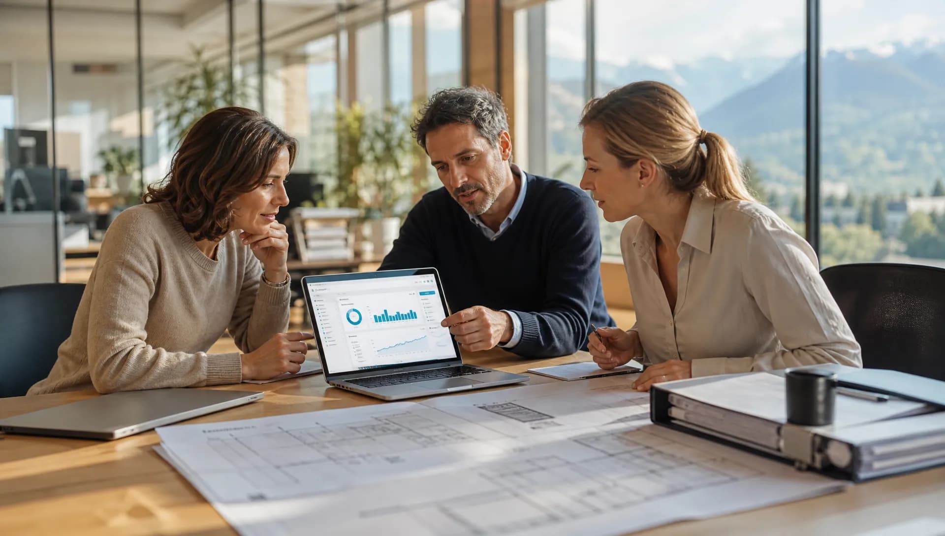 Dirigeant de PME étudiant un financement IA avec tableau de bord, plans BTP et dossier de production.